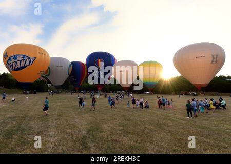 Chrudim, Tschechische Republik. 28. Juli 2023. Die 14. tschechischen Heißluftballons Fiesta 'Ballons over Chrudim' finden in Chrudim (130 km östlich von Prag) in der Tschechischen Republik statt. (Kreditbild: © Slavek Ruta/ZUMA Press Wire) NUR REDAKTIONELLE VERWENDUNG! Nicht für den kommerziellen GEBRAUCH! Stockfoto