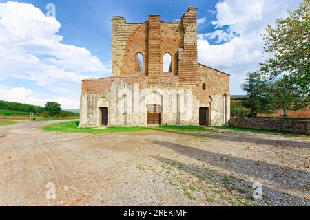 Hauptfassade, Kirchenruinen der Zisterzienserabtei San Galgano, Abbazia San Galgano, Gotik, Chiusdino, Toskana, Italien Stockfoto