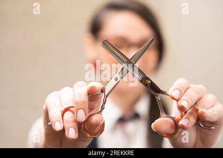 Eine Frau hält eine Friseurschere in den Händen Stockfoto