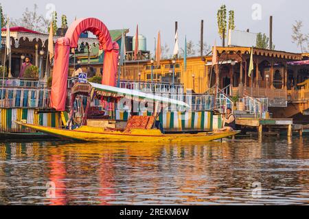 Rainawari, Srinagar, Jammu und Kaschmir, Indien. 24. Oktober 2022. Ein Mann paddelt auf einem traditionellen Shikara-Boot am Dal Lake. Stockfoto