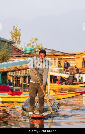 Rainawari, Srinagar, Jammu und Kaschmir, Indien. 24. Oktober 2022. Ein Mann paddelt auf einem traditionellen Shikara-Boot am Dal Lake. Stockfoto