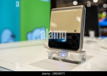 Das mobile Smartphone Samsung Galaxy Z Flip3 5G wird im Einzelhandel im Elektronikgeschäft gezeigt. Minsk, Weißrussland, 28. Juli 2023 Stockfoto