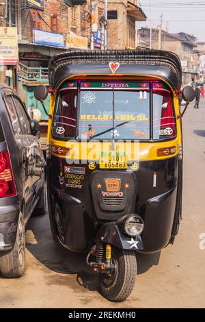 Bohri Kadal, Srinagar, Jammu und Kaschmir, Indien. 25. Oktober 2022. Ein Tuk-Tuk-Taxi in Srinagar. Stockfoto