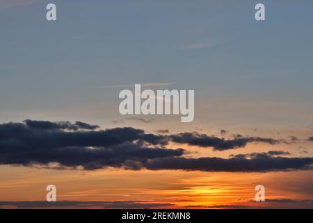 Sonnenuntergang brennender Himmelsstoff Hintergrund Stockfoto