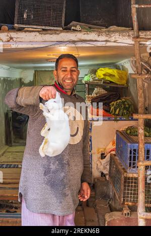 Bohri Kadal, Srinagar, Jammu und Kaschmir, Indien. 25. Oktober 2022. Ladenbesitzer, der Kaninchen in Srinagar zum Verkauf hält. Stockfoto