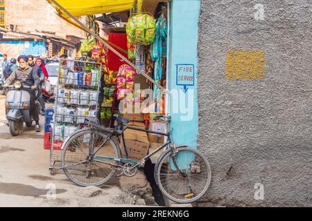 Bohri Kadal, Srinagar, Jammu und Kaschmir, Indien. 25. Oktober 2022. Fahrrad vor einem kleinen Geschäft in Srinagar. Stockfoto