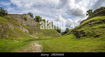 Peveril Castle vom Cavedale Kalksteintal im High Peak District aus gesehen, Castleton, Derbyshire, Großbritannien, am 25. Juli 2023 Stockfoto