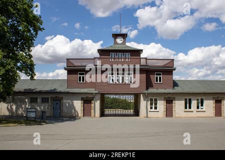 Buchenwald, Deutschland. 27. Juli 2023. Das Lagertor des KZ-Gedenklagers Buchenwald. Hier wurden Tausende von Menschen Opfer der politischen Ideologie des Nationalsozialismus. Kredit: Daniel Schäfer/dpa/Alamy Live News Stockfoto