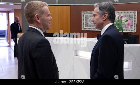 Wellington, Neuseeland. 28. Juli 2023. US-Außenminister Antony Blinks, rechts, unterhält sich mit dem neuseeländischen Premierminister Chris Hipkins, rechts, vor einem bilateralen Treffen im Parlament am 27. Juli 2023 in Wellington, Neuseeland. Kredit: Chuck Kennedy/US State Department/Alamy Live News Stockfoto