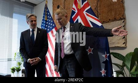 Wellington, Neuseeland. 28. Juli 2023. Der US-Außenminister Antony Blinks, Left, wird vom neuseeländischen Premierminister Chris Hipkins, Right, vor einem bilateralen Treffen im Parlamentsgebäude am 27. Juli 2023 in Wellington, Neuseeland, begrüßt. Kredit: Chuck Kennedy/US State Department/Alamy Live News Stockfoto