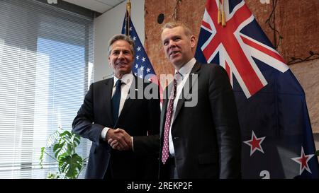 Wellington, Neuseeland. 28. Juli 2023. US-Außenminister Antony Blinken, links, schüttelt dem neuseeländischen Premierminister Chris Hipkins die Hand vor einem bilateralen Treffen im Parlament am 27. Juli 2023 in Wellington, Neuseeland. Kredit: Chuck Kennedy/US State Department/Alamy Live News Stockfoto