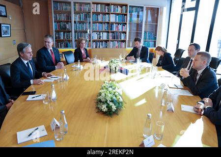 Wellington, Neuseeland. 28. Juli 2023. US-Außenminister Antony Blinken, Linke, Kommentare während eines bilateralen Treffens mit dem neuseeländischen Premierminister Chris Hipkins, rechts, im Parlamentsgebäude am 27. Juli 2023 in Wellington, Neuseeland. Kredit: Chuck Kennedy/US State Department/Alamy Live News Stockfoto