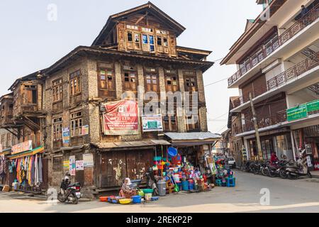 Rainawari, Srinagar, Jammu und Kaschmir, Indien. 25. Oktober 2022. Ein Eisenwarenladen in Srinagar. Stockfoto