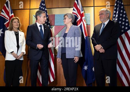 Brisbane, Australien. 28. Juli 2023. US-Außenminister Antony Blinks, 2. links, chattet mit australischem Außenminister Penny Wong, 2. rechts, vor einem bilateralen Treffen, 28. Juli 2023 in Brisbane, Australien. Von links: US-Botschafterin in Australien Caroline Kennedy, US-Außenministerin Antony Blinken, australischer Außenminister Penny Wong und australischer Botschafter in den USA Kevin Rudd. Credit: Chuck Kennedy/U.S. State Department/Alamy Live News Stockfoto