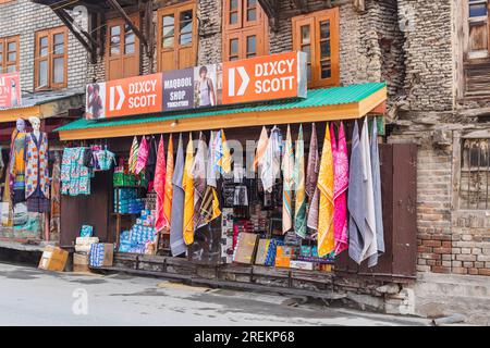 Rainawari, Srinagar, Jammu und Kaschmir, Indien. 25. Oktober 2022. Handtücher hängen vor einem Laden in Srinagar. Stockfoto