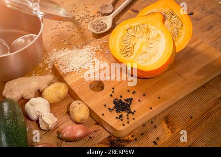 Kochszene, Kürbissuppe auf einer Arbeitsfläche zubereiten Stockfoto