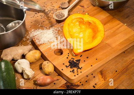 Kochszene, Kürbissuppe auf einer Arbeitsfläche zubereiten Stockfoto