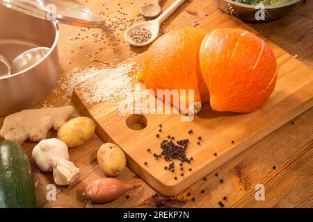 Kochszene, Kürbissuppe auf einer Arbeitsfläche zubereiten Stockfoto