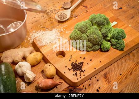 Kochszene, Brokkoli auf einer Arbeitsfläche zubereiten Stockfoto