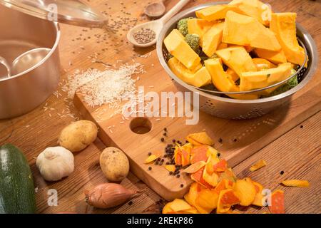 Kochszene, Kürbissuppe auf einer Arbeitsfläche zubereiten Stockfoto