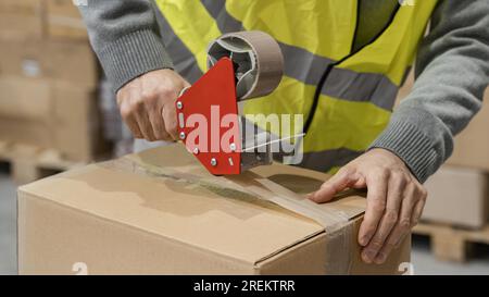 Man-Lager, das mit Paketen arbeitet. Auflösung und hochwertige Fotos Stockfoto