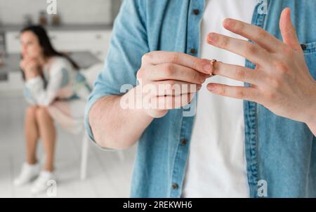 Nahaufnahme Vater nimmt Ehering ab. Schönes Foto Stockfoto