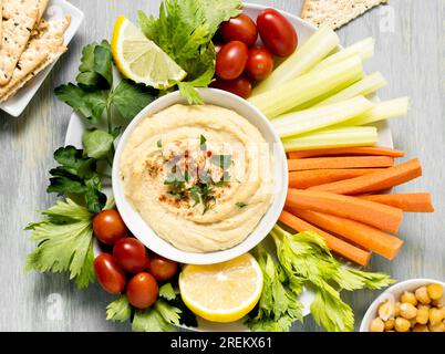 Hummus mit Blick von oben und Gemüsesortiment. Schönes Foto Stockfoto