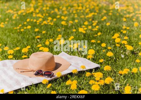 Handtuch mit Hutbrille. Schönes Foto Stockfoto