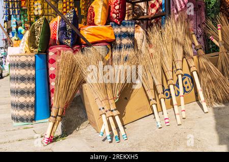 Berna Bugh, Kangan, Jammu und Kaschmir, Indien. 27. Oktober 2022. Besen zum Verkauf in einem Laden in Jammu und Kaschmir. Stockfoto