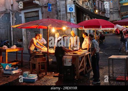 Am frühen Morgen, Fischmarkt, beleuchteter Stand, Verkäufer, Altstadt, Catania, Ostküste, Sizilien, Italien Stockfoto