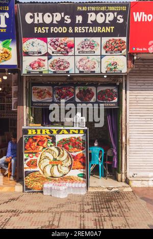 Rainawari, Srinagar, Jammu und Kaschmir, Indien. 28. Oktober 2022. Ein kleines Café in Srinagar. Stockfoto