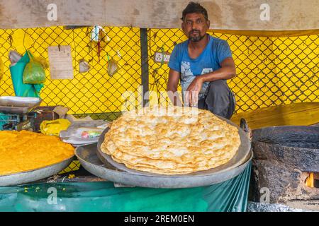 Rainawari, Srinagar, Jammu und Kaschmir, Indien. 28. Oktober 2022. Ein Mann, der frisch gebratenes Brot in Srinagar verkauft. Stockfoto