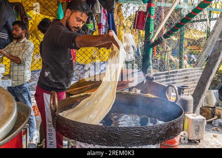 Rainawari, Srinagar, Jammu und Kaschmir, Indien. 28. Oktober 2022. Braten von Brot auf einem Markt in Srinagar. Stockfoto