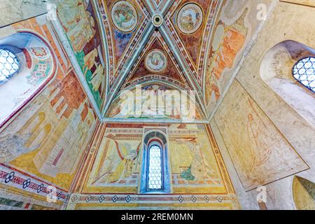 Verkündung durch den Engel, unten, Maesta Maria, oben, Seitenkapelle mit Fresken von Ambrogio Lorenzetti, Oratorio di San Galgano sul Montesiepi Stockfoto