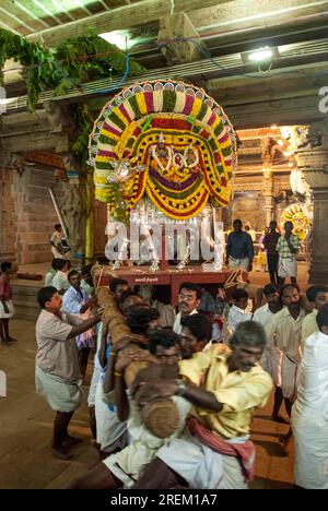 Geschmücktes Somaskandha, das auf dem Risabha Vahana-Fahrzeugträger montiert ist und von Personen zur Prozession während des Vinayak Chaturthi Ganesh Chaturthi Festivals getragen wird Stockfoto