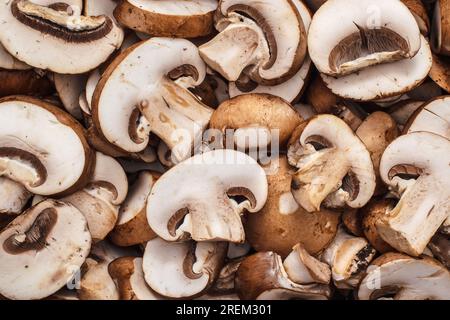 Blick von oben auf geschnittene Cremini- oder Crimini-Pilze Stockfoto