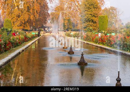 Srinagar, Jammu und Kaschmir, Indien. 30. Oktober 2022. Dekorativer Brunnen in den Mogul-Gärten. Stockfoto