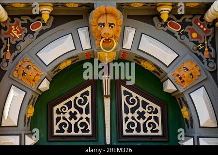 Portaldetail mit farbenfrohen Holzschnitzereien im Rathaus Muenden, Weser Renaissance, Hann. Muenden oder Hannoversch Muenden, Niedersachsen, Deutschland Stockfoto