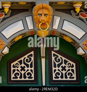 Portaldetail mit farbenfrohen Holzschnitzereien im Rathaus Muenden, Weser Renaissance, Hann. Muenden oder Hannoversch Muenden, Niedersachsen, Deutschland Stockfoto