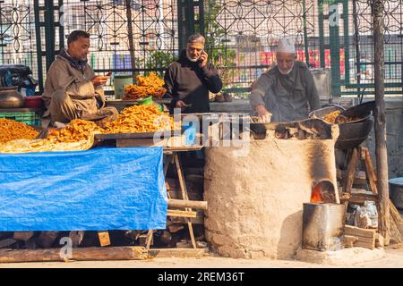 Khaniyar, Srinagar, Jammu und Kaschmir, Indien. 30. Oktober 2022. Auf der Straße in Srinagar frittierte Snacks zu kochen und zu verkaufen. Stockfoto