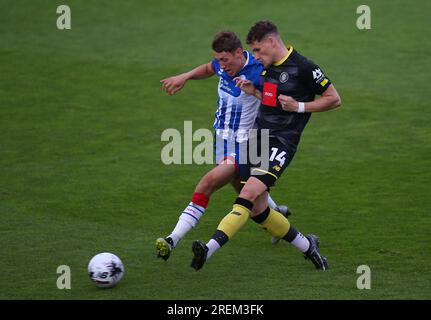 Toby Sims von Harrogate Town wird am Freitag, den 28. Juli 2023, während des Vorsaison-Freundschaftsspiels zwischen Hartlepool United und Harrogate Town im Victoria Park, Hartlepool, herausgefordert. (Foto: Michael Driver | MI News) Guthaben: MI News & Sport /Alamy Live News Stockfoto