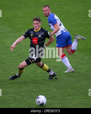 Toby Sims von Harrogate Town gewinnt den Ball von Brody Paterson von Hartlepool United während des Vorsaison Freundschaftsspiels zwischen Hartlepool United und Harrogate Town im Victoria Park, Hartlepool, am Freitag, den 28. Juli 2023. (Foto: Michael Driver | MI News) Guthaben: MI News & Sport /Alamy Live News Stockfoto