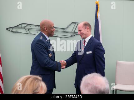 Vereinigtes Königreich. 15. Juli 2023. USA Generalstabschef der Luftwaffe, General CQ Brown, Jr., Left, schüttelt sich die Hand mit dem ehemaligen Royal Air Force Chief of the Air Staff, Air Chief Marshal Sir Mike Wigston während der Royal International Air Tattoo bei der RAF Fairford, Großbritannien, am 15. Juli 2023. Brown überreichte den Legion of Merit Award an Wigston, das für außergewöhnlich verdienstvolles Verhalten bei der Erbringung herausragender Dienstleistungen und Leistungen ausgezeichnet wird. Kredit: Jason Cochran/USA Air Force/ZUMA Press Wire/ZUMAPRESS.com/Alamy Live News Stockfoto