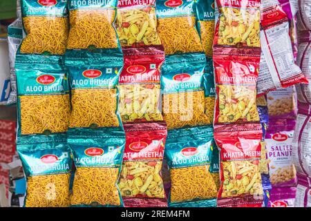 Rainawari, Srinagar, Jammu und Kaschmir, Indien. 1. November 2022. Beutel mit Snacks zum Verkauf in Srinagar. Stockfoto