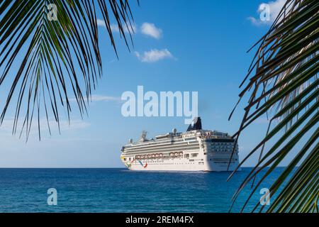 Grand Cayman, Kaimaninseln, Februar 2023, Blick auf das norwegische Kreuzfahrtschiff der Morgenröte auf dem Karibischen Meer, das von George Town festgemacht wurde Stockfoto