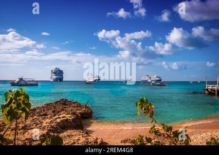 Grand Cayman, Kaimaninseln, Februar 2023, Blick auf drei Kreuzfahrtschiffe auf dem Karibischen Meer, die von George Town festgemacht wurden Stockfoto