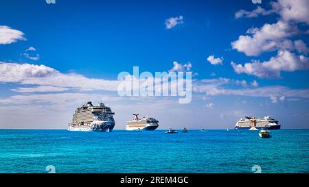 Grand Cayman, Kaimaninseln, Februar 22. 2023, Blick auf drei Kreuzfahrtschiffe auf dem Karibischen Meer, die von George Town festgemacht wurden Stockfoto