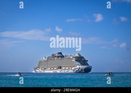 Grand Cayman, Kaimaninseln, Februar 2023, Blick auf das norwegische Prima Kreuzfahrtschiff auf dem Karibischen Meer, das von George Town festgemacht wurde Stockfoto