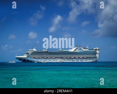 Grand Cayman, Kaimaninseln, Juni 12. 2023, Blick auf das Kreuzfahrtschiff der karibischen Prinzessin auf dem Karibischen Meer, das von George Town festgemacht wurde Stockfoto