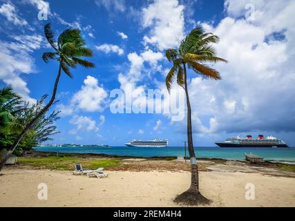 Grand Cayman, Cayman Islands, Februar 2023, Blick auf Disney Magic und Caribbean Princess Kreuzfahrtschiffe auf dem Karibischen Meer, die von George Town festgemacht wurden Stockfoto